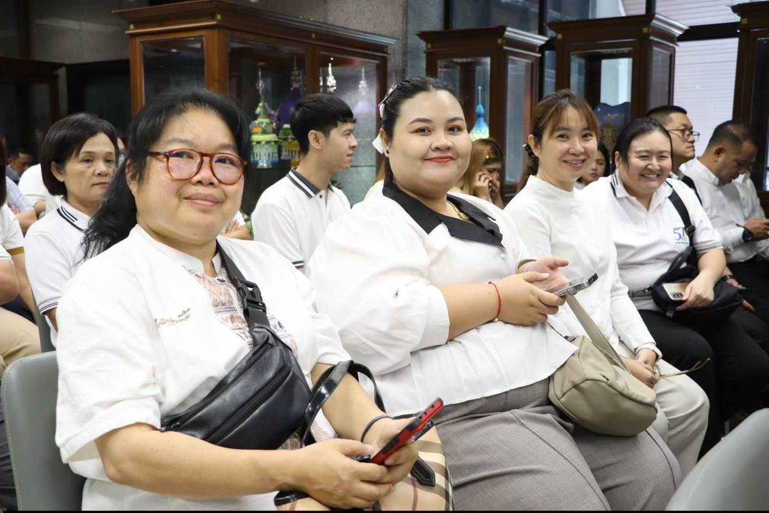 title - ศูนย์ส่งเสริมและพัฒนาอาชีพเสริมนอกภาคการเกษตร โดย สำนักงานการปฏิรูปที่ดินเพื่อเกษตรกรรม จัดโครงการพัฒนาบุคลากรเพื่อเพิ่มประสิทธิภาพการดำเนินงานด้านศิลปหัตถกรรม กิจกรรมไหว้ครูช่าง ณ ชั้น 2 อาคารพระมิ่งขวัญ ศูนย์ส่งเสริมและพัฒนาอาชีพเสริมนอกภาคการเกษตร (ศูนย์ศิลปาชีพบางไทรฯ (เดิม))